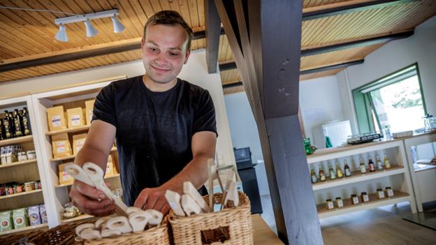 Gårdbutikken på Kvorupvej åbner i denne uge. Udover økologiske produkter er det blandt andet muligt at nyde kaffe, sandwich og hjemmebag,