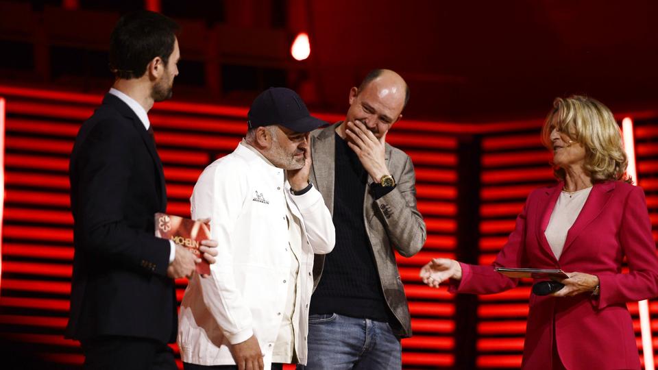 Køkkenchef Wassim Hallal (i hvid jakke) modtog ud over den anden michelinstjerne til restaurant Frederikshøj også en mentor-stjerne for at være inspiration for unge kokke. <i>Carina Johansen/Ritzau Scanpix</i>
