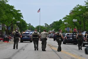 Seks er dræbt under skyderi mod parade nær Chicago