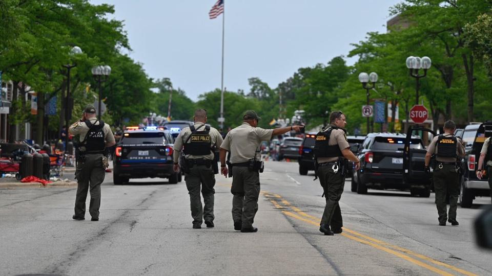 En parade på USA's nationaldag blev beskudt i en park i Chicago-forstaden Highland Park, meddeler det lokale politi på Twitter. Seks er dræbt og 38 såret. <i>Tyler Pasciak Lariviere/Ritzau Scanpix</i>