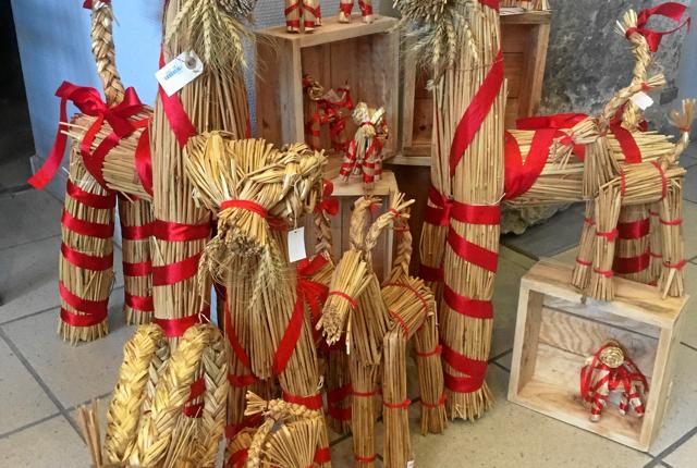 For mange kendetegner disse julebukke af halm den ægte, gammeldags jul. I museets julebutik fås de i flere forskellige størrelser.

(Foto: Aalborg Historiske Museum)