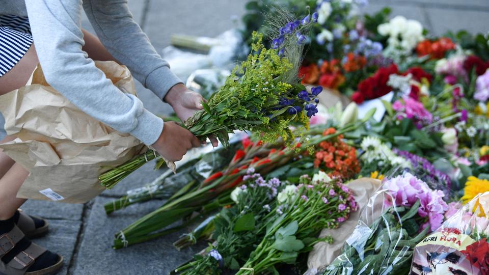 Der er mandag blevet lagt blomster ved Field's til minde om de mennesker, der blev dræbt og såret i skyderi sen søndag eftermiddag. <i>Annegret Hilse/Reuters</i>