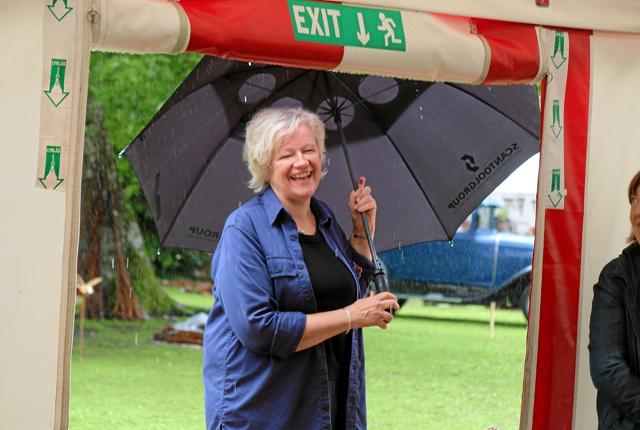 Formand for Jammerbugt Flettekreds, Helle Thorhauge, var meget tilfreds trods regnens indblanding. Foto: Flemming Dahl Jensen <i>Flemming Dahl Jensen</i>