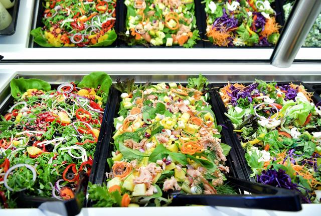 Den store salatbar på Nadias Sandwichbar er fyldt med hjemmelavede, friske fristelser. Arkivfoto: Torben Hansen