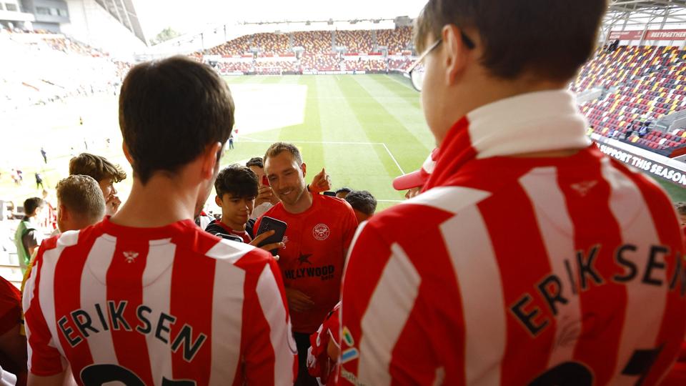 Brentfords fans er blandt dem, som kan se frem til igen at kunne stå op i en afgrænset område på stadion. (Arkivfoto) <i>Andrew Boyers/Ritzau Scanpix</i>