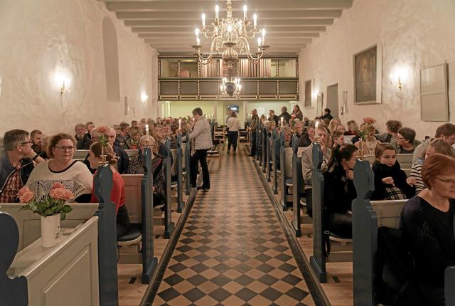 I god tid før koncerten strømmede publikum til Hørmested Kirke for at sikre sig en god plads. Foto: Niels Helver <i>Niels Helver</i>
