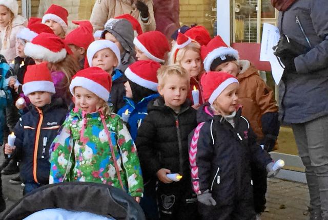 Kernehusets børn sang julesange ved lysfest i 2016.Privatfoto