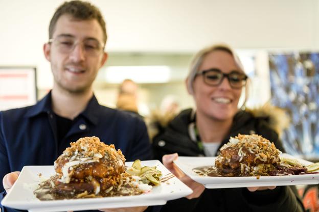 Én af Fontænens signaturretter - den klassiske bøfsandwich med alt, hvad det indebærer. Foto: Nicolas Cho Meier