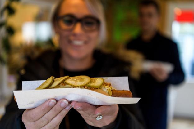 En helt traditionel ristet hotdog på Salat og Burger i Nørresundby. Foto: Nicolas Cho Meier