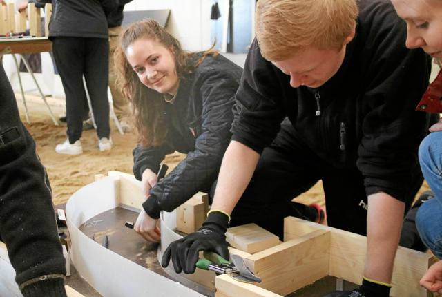 Helena Knudsen arbejder sammen med sin gruppe om at producere en betonfigur, der skal pryde et sted i Jammerbugt Kommune. Foto: Anja Fals