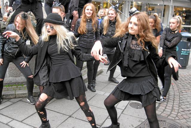 Dansere fra Dance Action skabte uhygge-stemning i Bispensgade. Foto: Ole Skouboe