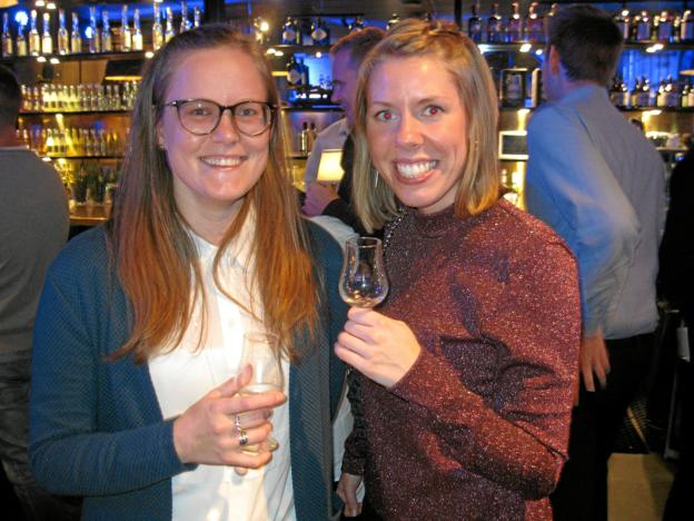 Maja (til venstre) og Ida elsker gin, og de to unge piger nød den anderledes og hyggelige gin-festival på Helmuth. Foto: Ole Skouboe