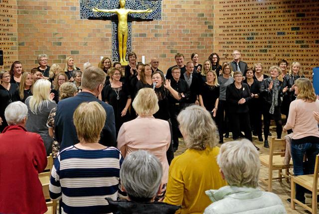 Groovy Gospel under ledelse af Heidi Bisgaard gav en forrygende medlevende koncert i Emmersbæk Kirke. Ingen kunne sidde stille, publikum måtte op og stå, så der rigtig kunne synges igennem til Guds ære. Foto: Niels Helver <i>Niels Helver</i>