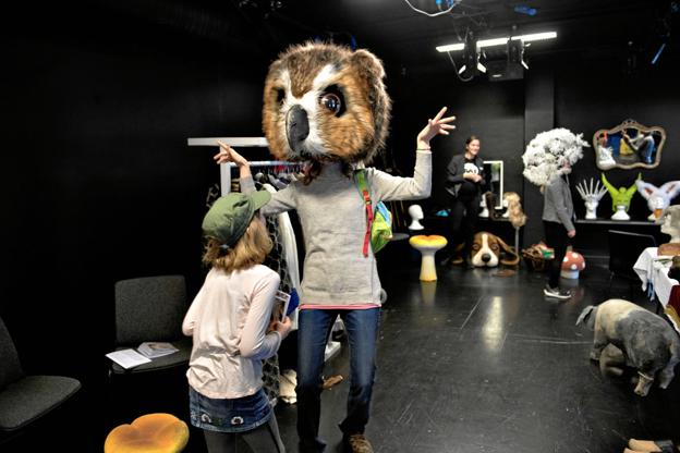 Man kan blandt andet lære en af sangene fra forestillingen sammen med Rockulven. Foto: Aalborg Teater