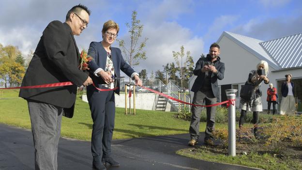 Formand for beboerrådet Søren Jensen og Ulla Astman, formand for regionsrådet, klippede den røde snor til Bostedet Hadsund i 2017.