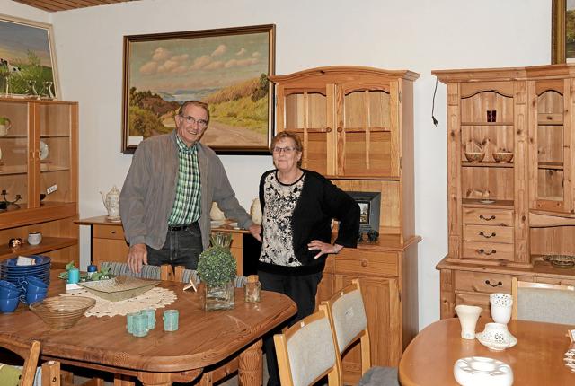 Bjarne Bang og Grethe Jensen har specialiseret sig i møbler, så de kan rådgive og vejlede kunderne til det rette valg. Grethe Jensen har været i møbelafdelingen i 21 år. Foto: Niels Helver <i>Niels Helver</i>