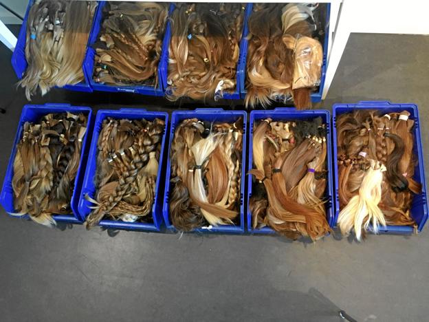 Masser af doneret hår, som er blevet til 160.000 kr. til Knæk Cancer. Privatfoto