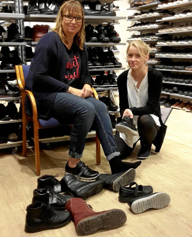 Susanne og Melanie med et udvalg af Newfeet sko der bare passer. Foto: Privat..