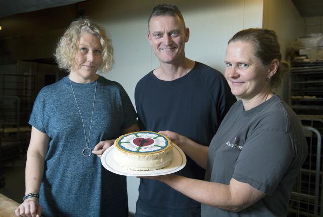 Pia Uth, Thomas Uth og bagersvend Tina Thomsen med én af de Luther-lagkager, der serveres. Foto: Henrik Louis