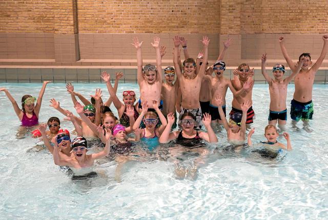 22 børn i alderen 6 - 12 år deltog i Sindal Svømmeforenings svømmeskole i efterårsferien. Foto: Niels Helver <i>Niels Helver</i>