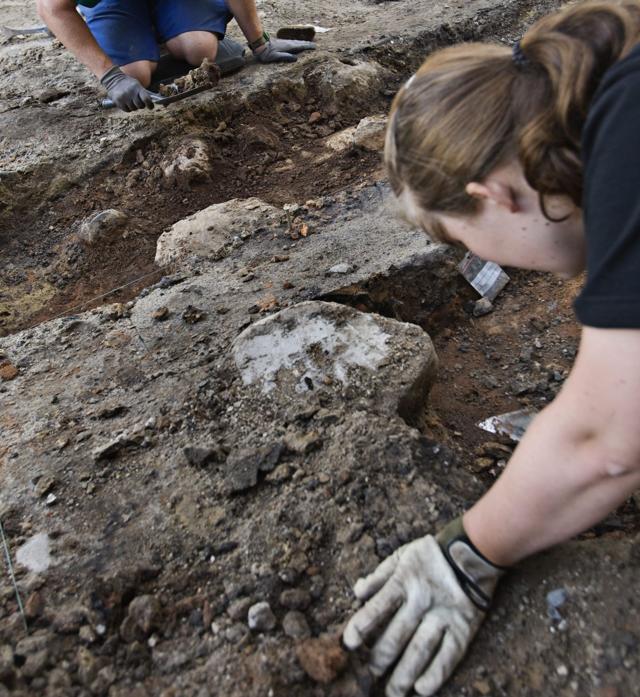 Også som arkæolog har Lars Grundvad genset Hobro - her i færd med en udgravning på Adelgade 23 for 10 år siden.

Arkivfoto: Martin Damsgård <i>Billedjournalist Martin Damgård</i>