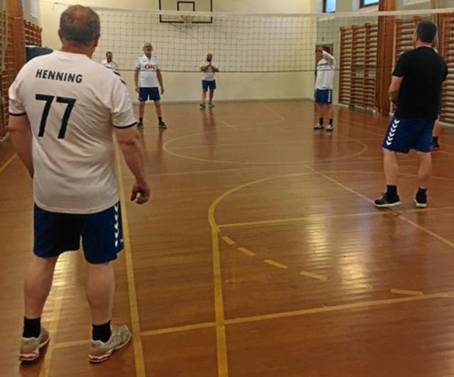 Herrerne samles i Ørebroskolen for at dyrke deres fælles passion, volleyball - men der er meget mere end kun boldspil på programmet; det handler også om hygge og fællesskab. Privatfoto