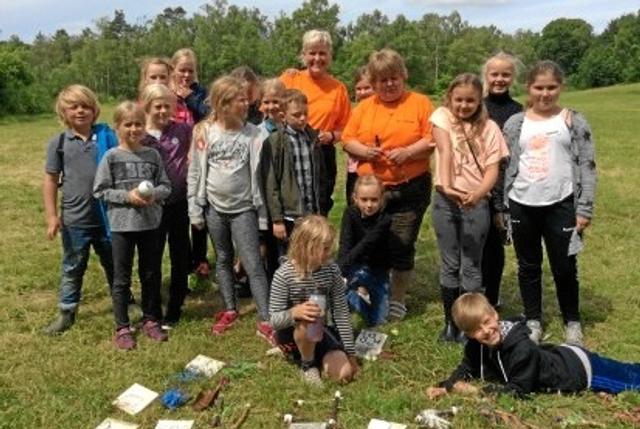 De orange damer på fotoet er Vildmarksnørder i aktion i sommers. De søger Fritidsrådet om en materialebank.