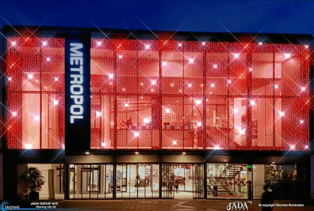 Metropols facade mod Østergade bliver pyntet med et stort lystæppe. Der bliver mulighed for at styre hver enkelt pære, og skabe sjove animationer med lysene.