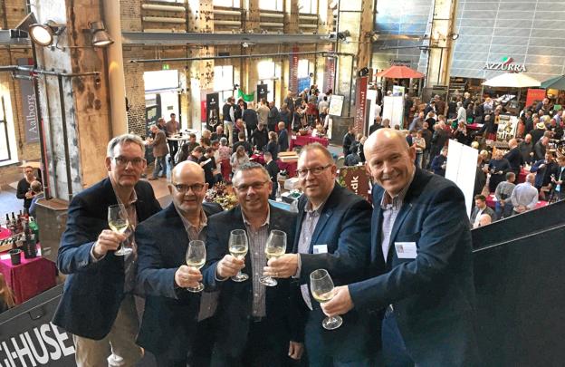 Riborg Vinklub står bag Aalborg Vinfestival. Her er klubben samlet på Kedelhallens trappe i 2016. Fra venstre er det Peter Nebeling, Verner Thomsen, Kim Christensen, Poul-Erik Silberbauer og Brian Thomsen.