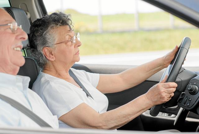 Alderen alene er ingen grund til at holde op med at køre bil, men mange ældre bilister har behov for at opbygge en tryghed ved at færdes i trafikken. Foto: Colourbox