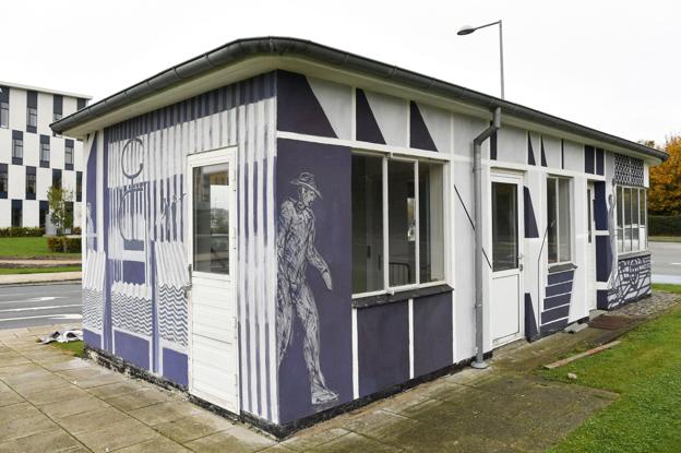 Det gamle portnerhus på eternitgrunden bliver et iøjnefaldende vartegn for en svunden industritid i Aalborg, når først der er lagt sidste hånd på murmalerierne og billedfrisen. <i>Michael Koch</i>