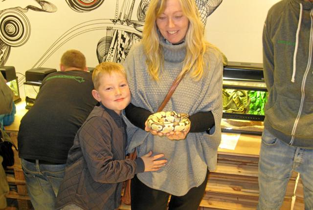 Syv-årige Johannes var noget imponeret over, at hans mor, Camilla Rantala, havde mod til at holde en kongepython slange i hænderne. Foto: Ole Skouboe