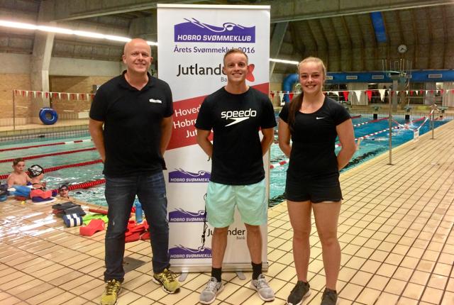 Klubchef Christian Johnson (t.v.) ses sammen med cheftræner Johan Lisberg og trænerkollega Lenette Nielsen, der begge kommer til Hobro fra Aalborg Svømmeklub. Privatfoto