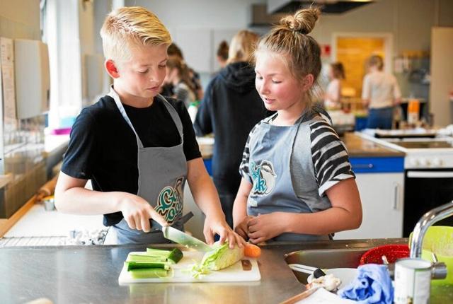 Sebastian og Amalie fra 7. klasse på Hadbjerg Skole laver sunde snacks.Foto: GoCook