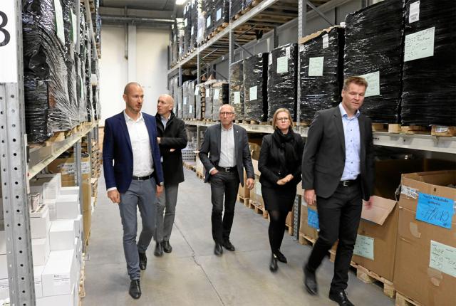 Rasmus Thorup Andersen (tv) tog gæsterne med på en spændende rejse gennem virksomhedens historie. Foto: Charlotte Kornvig.