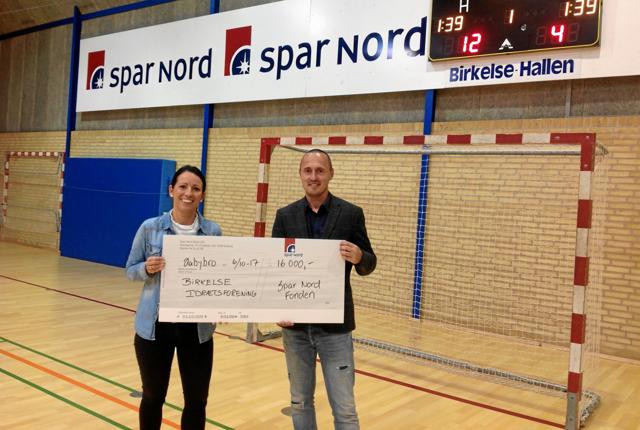 Karin Harregaard fra Spar Nord Fonden overrakte checken til Lasse Lenskjold.Privatfoto: Bjarne Terkelsen