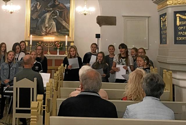 Kirkens børne- og ungdomskor med korleder Jan Roxx Eriksson. Foto: Kasper Mølbæk
