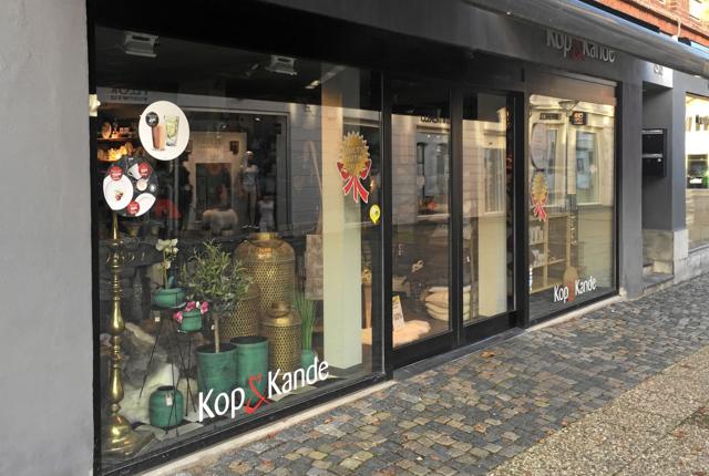 Butiksindehaver Lone Mikkelsen og hendes personale glæder sig til natteshopping i Kop & Kande fra fredag morgen til lørdag eftermiddag i denne uge.	Foto: Rasmus Skovbo