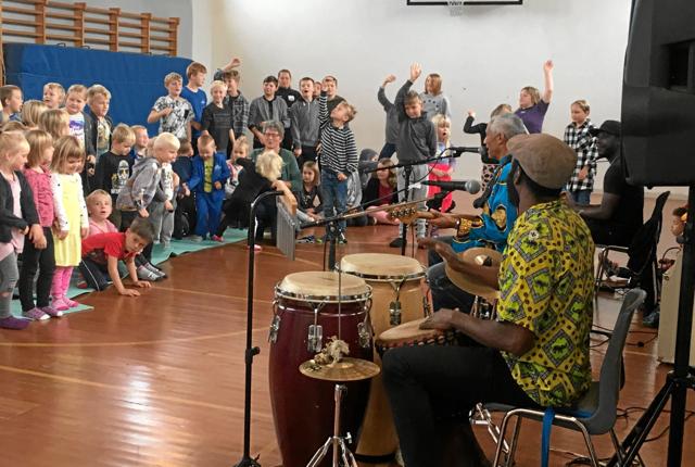 Børnene fik mulighed for at danse og synge, da bandet besøgte Ørebroskolen. Privatfoto