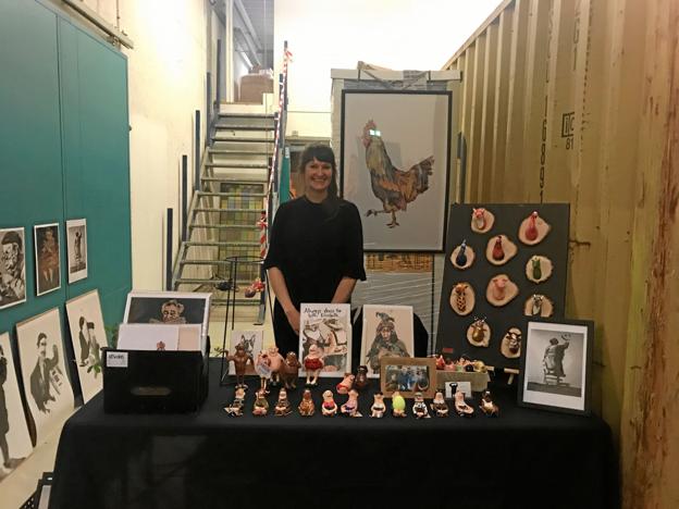 Der var stor interesse for Marlene Rasks værker, hvorfor der ofte var kø ved hendes stand. Foto: Pauline Vink