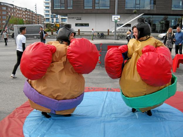 To veninder gik hårdt til hinaden, da de kastede sig over sumobrydning under DGI’s Happy Moves på havnefronten. Foto: Ole Skouboe