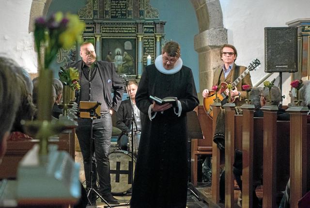 Da Tversted kirkes egen sognepræst har efterårsferie, var det sognepræsten fra Bjergby-Mygdal Lars Brinth, der forestod de kirkelige handlinger til jazzgudstjenesten. Foto: Niels Helver <i>Niels Helver</i>