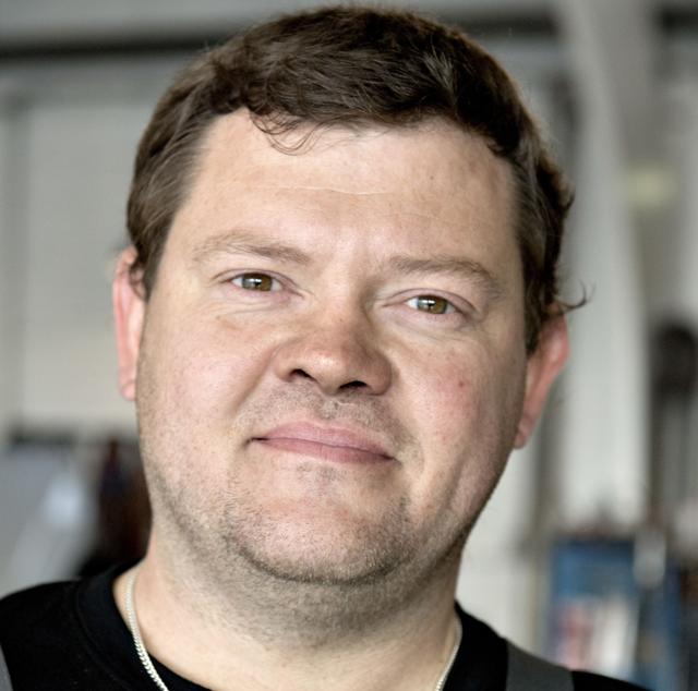 Mekaniker Morten Christensen har 25 års jubilæum i værkstedet hos Fiat på Frederikshavnsvej 77.?Foto: Henrik Louis