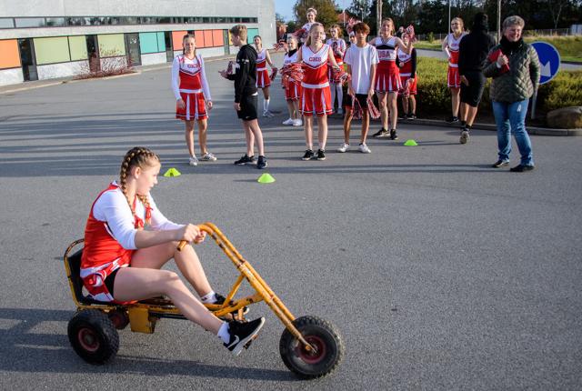 High School-pigerne gav modstanderne baghjul i de lave mooncars. Foto: Peter Broen