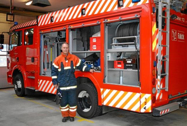 Brandstationsleder Jimmi Ringe Ibsen ses her ved et at stationens køretøjer, der indeholder alt det tekniske udstyr de har brug for, til de mangeartede opgaver en brandmand kan komme ud for. Foto: hhr-freelance.dk