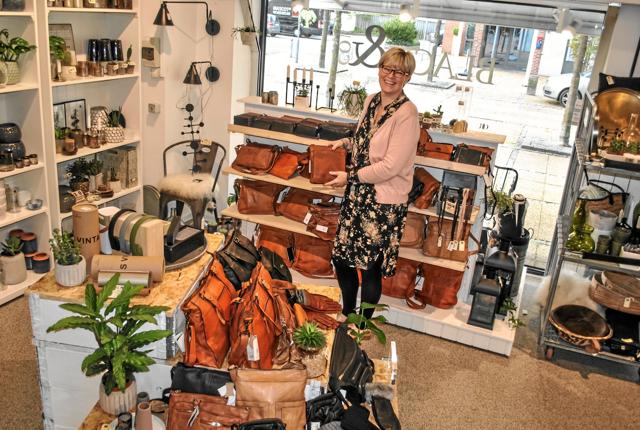 Christina Blach har åbnet en afdeling med lædervarer på opfordring efter at Brønderslev mistede sin lædervareforretning.