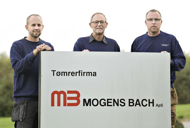 Firmaet Mogens Bach har gennemført et generationsskifte. Nye ejere er Casper Bach Munkholm (t.v.) og Martin Madsen flankerer den gamle mester.