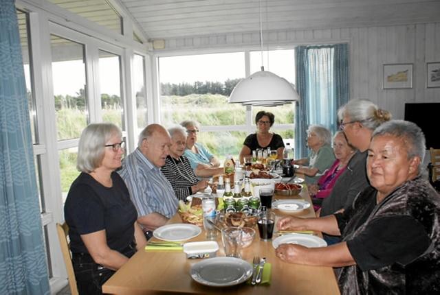 En gruppe beboere samt personale fra Hassinghave var forleden på udflugt til Skallerup KLit. Privatfoto <i>Allan Mortensen</i>