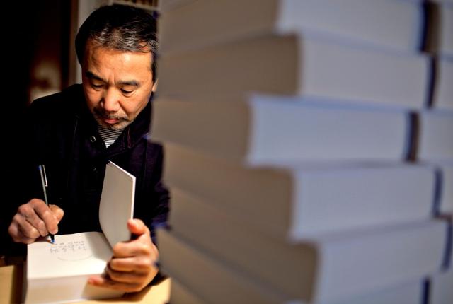 Haruki Marukami har været i Danmark i forbindelse med en litteraturfestival for nogle år siden. Her ses han med at signere bøger. Arkivfoto