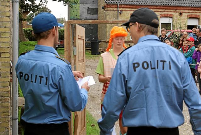Spejdernes tema-lejr om Pippi Langstrømpe startede med et lille optrin foran spejderborgen på Aggersundvej. Foto: Mogens Jørgensen